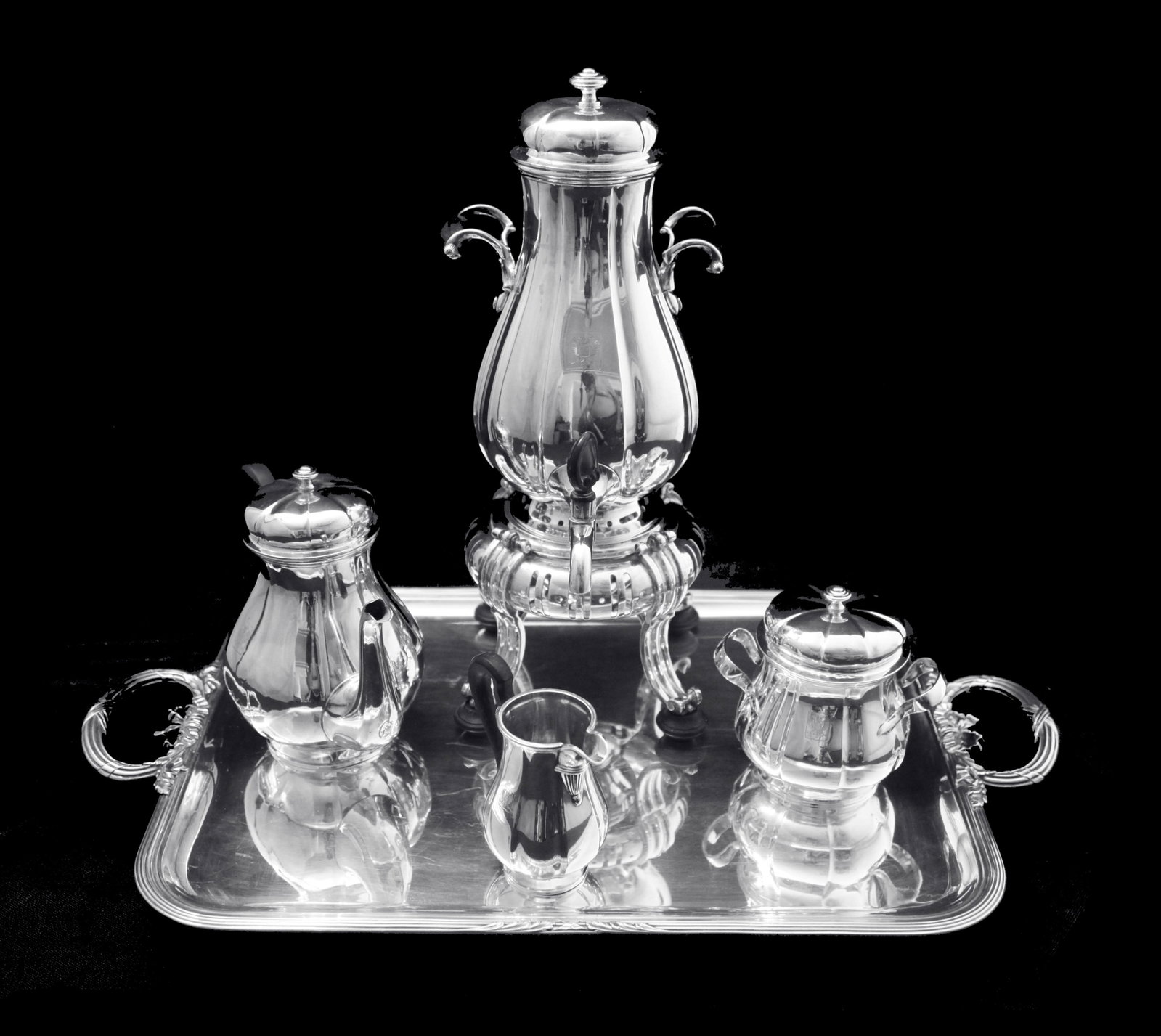A pair of rare Georg Jensen jardiniere in sterling silver. The bowl is raised on leaves and acorns.: A pair of rare Georg Jensen jardiniere in sterling silver. The bowl is raised on leaves and acorns. Designed by Georg Jensen. Model Number 296D. Dated 1925-32. Measures: 20 x 7 cm. In very good condit