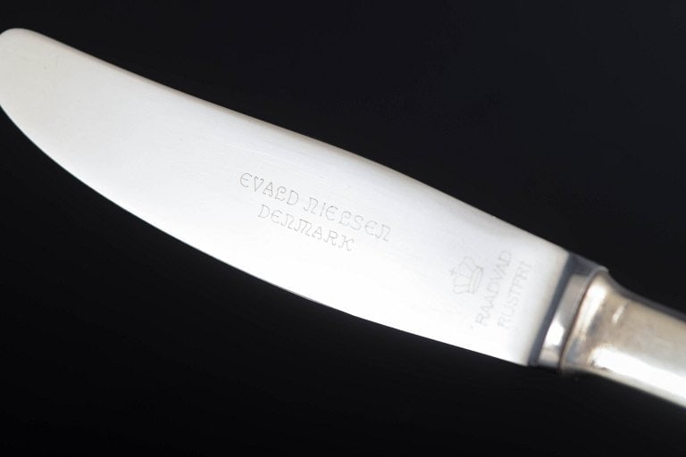 Evald Nielsen, Denmark. Set of three dinner knives in sterling silver and stainless steel. Approx. - 6