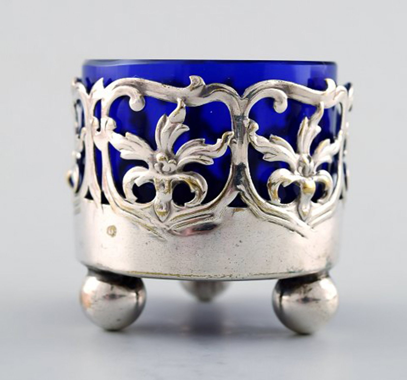 A pair of English salt cellar with glass inserts in blue of English silver plate. - 2