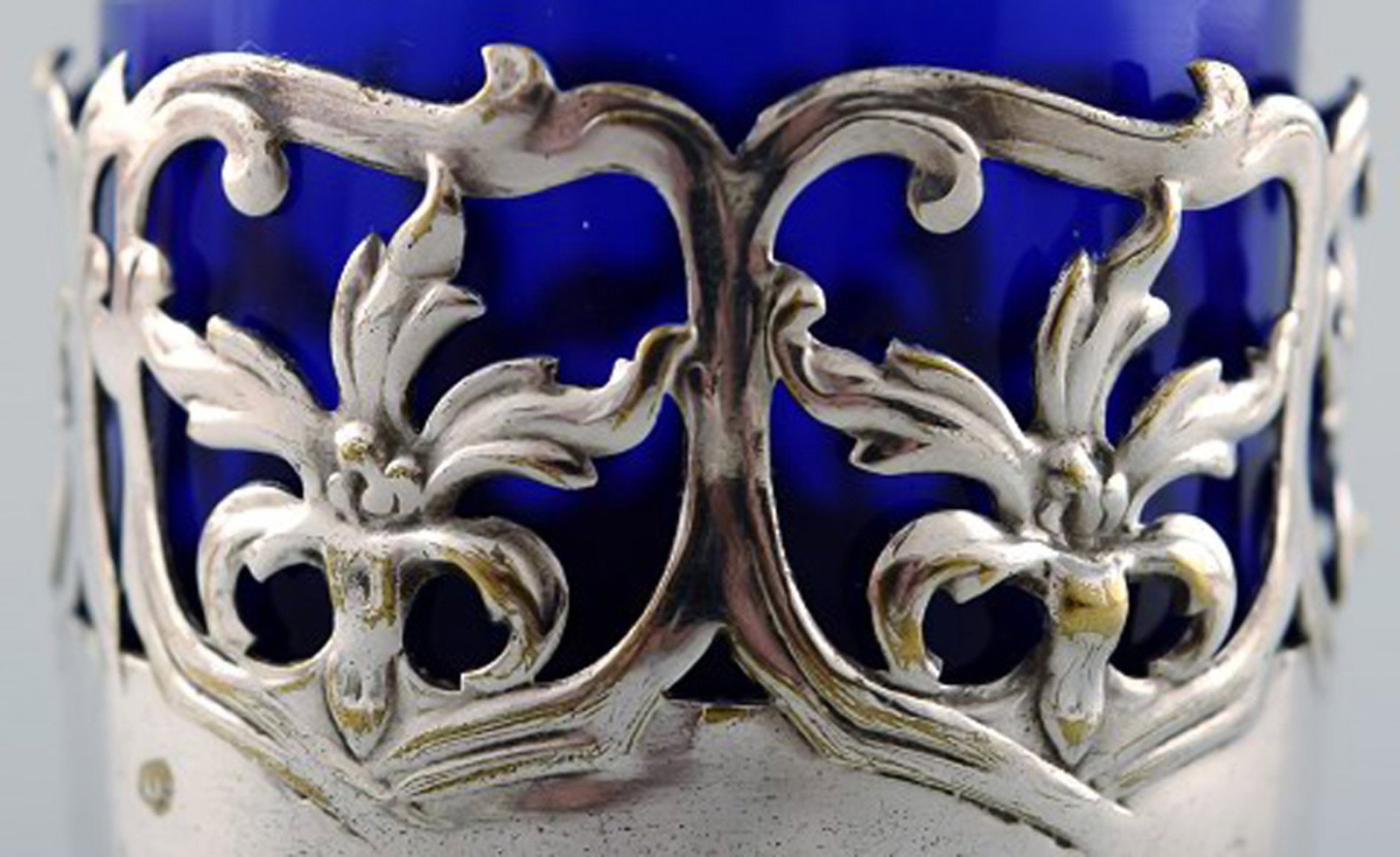 A pair of English salt cellar with glass inserts in blue of English silver plate. - 4