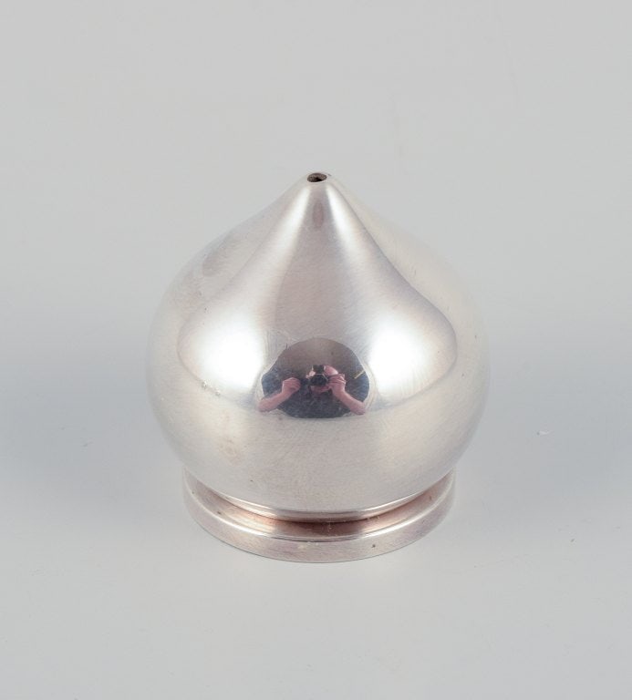 Aage Weimar, Danish silversmith. A pair of modernist salt and pepper shakers in sterling silver. - 5