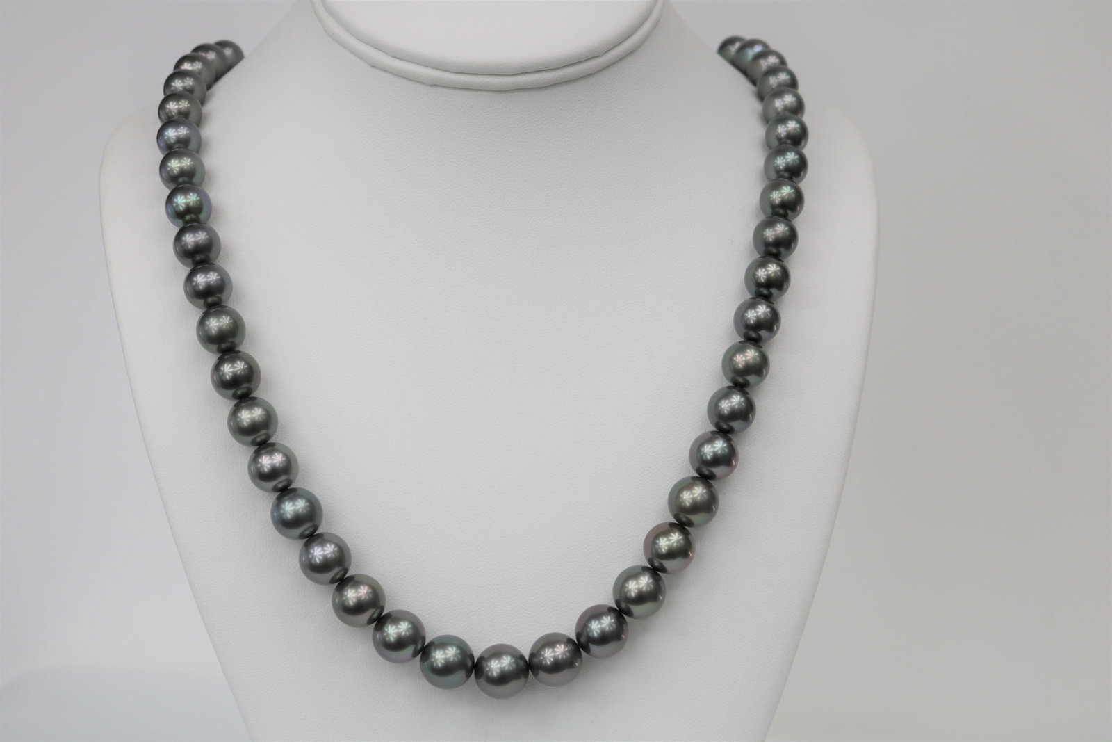10-11mm Tahitian Round AAA Necklace with 14k Clasp: Title:10-11mm Tahitian Round AAA Necklace with 14k Clasp Description:AAA Quality Tahitian Round Necklace, 39 pearl pieces, 18 inches hand knotted with 14k fish-hook clasp Size/Dimensions:10.2mm -
