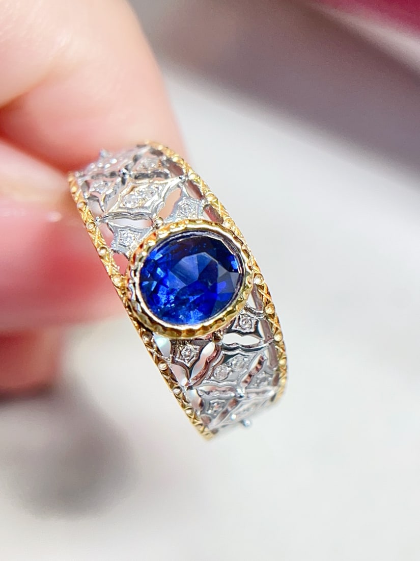18K Gold Royal Blue Sapphire Ring (1 of 5)