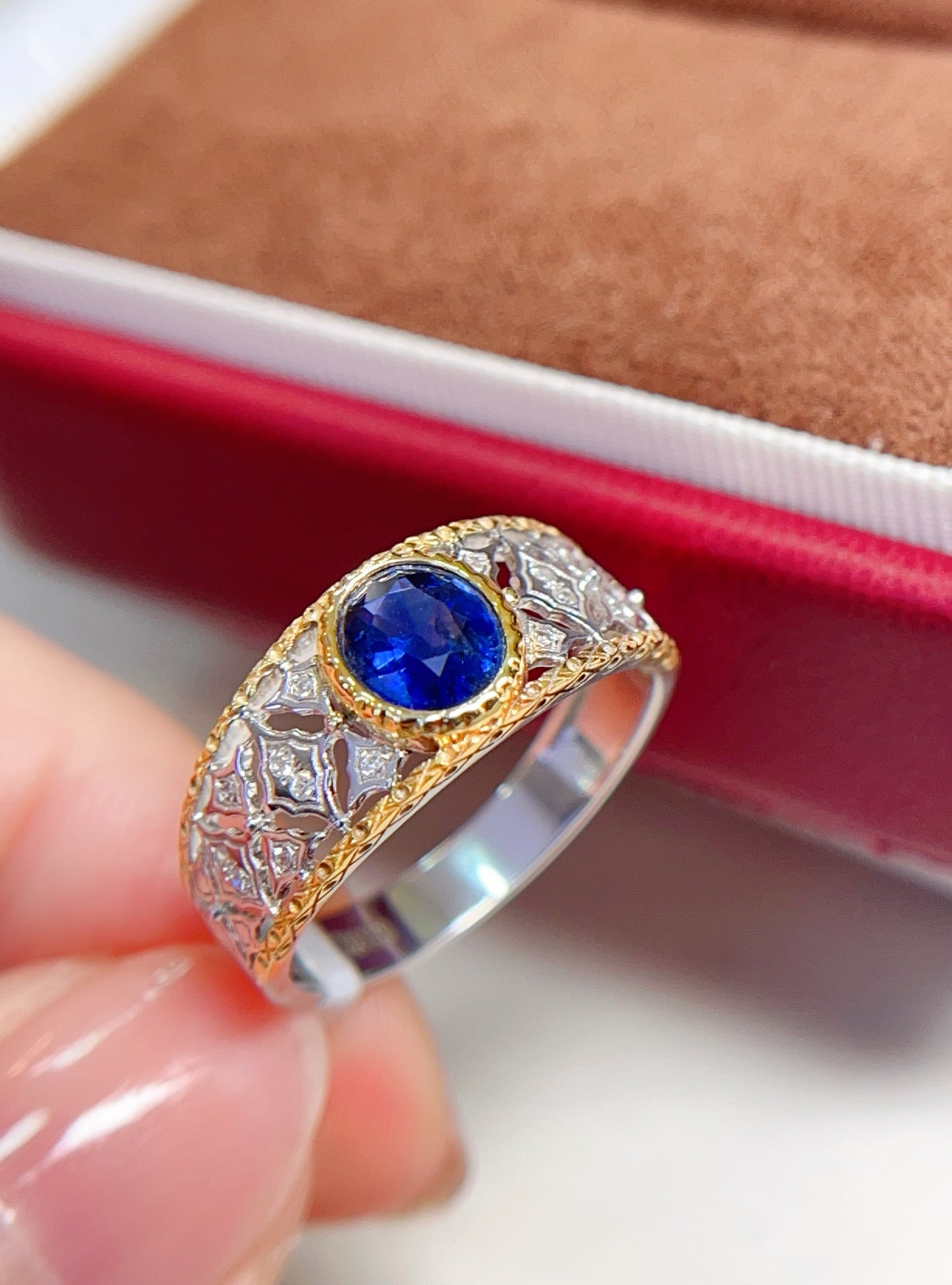 18K Gold Royal Blue Sapphire Ring - 4