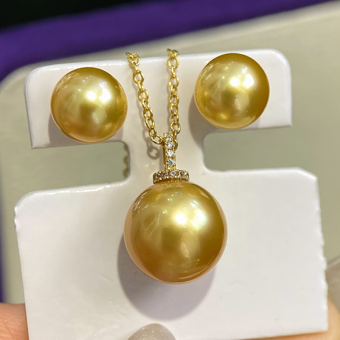 18K Gold High-Quality Golden Pearl Set: Title: 18K Gold High-Quality Golden Pearl Set Description: This jewelry set showcases the elegance and nobility of golden pearls. The 12.8mm perfectly round golden pearl is nearly flawless, paired wit