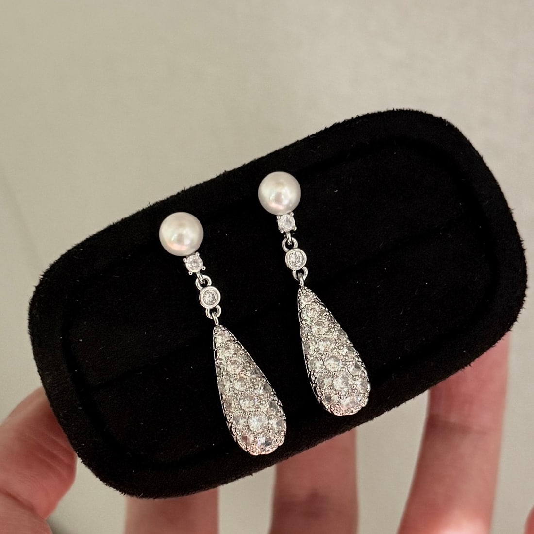 Natural Freshwater Pearl Earrings: Title: Natural Freshwater Pearl Earrings Description: These earrings feature natural freshwater pearls, showcasing a simple yet elegant style. The teardrop shape of the pearls adds a touch of
