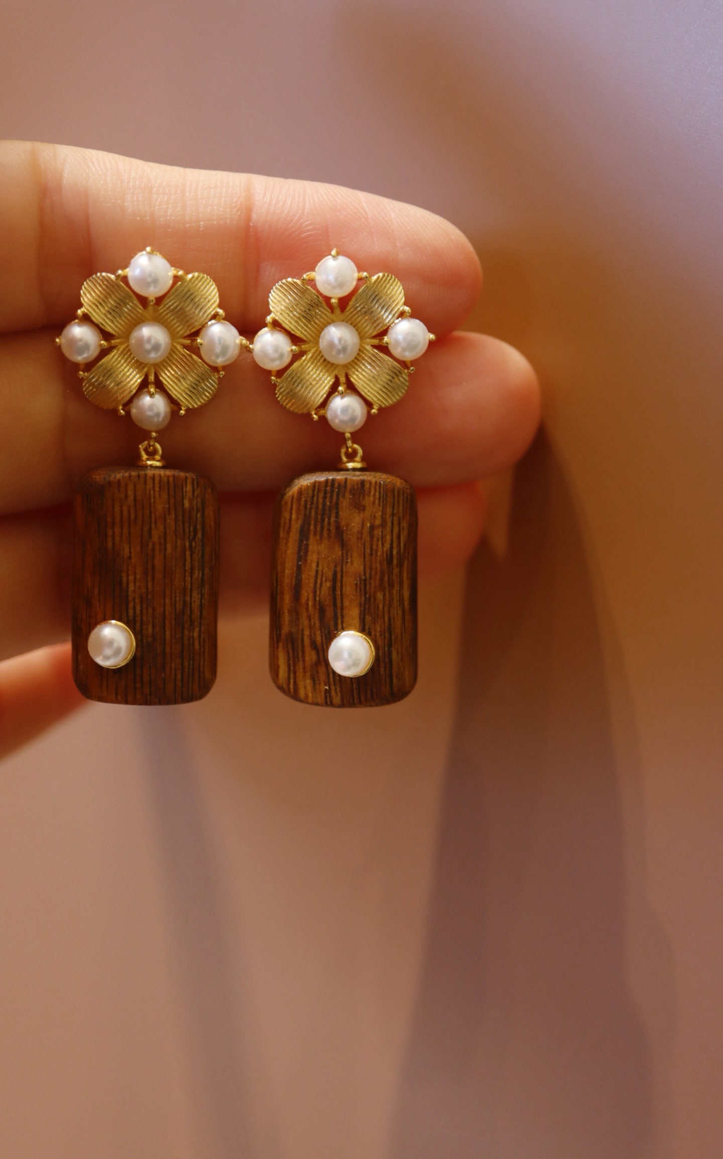 Pearl Earrings: Title: Pearl Earrings Description: These earrings feature pearls, exuding an antique and gentle charm. The silver tone, combined with exquisite color retention craftsmanship, adds an elegant touch. Re