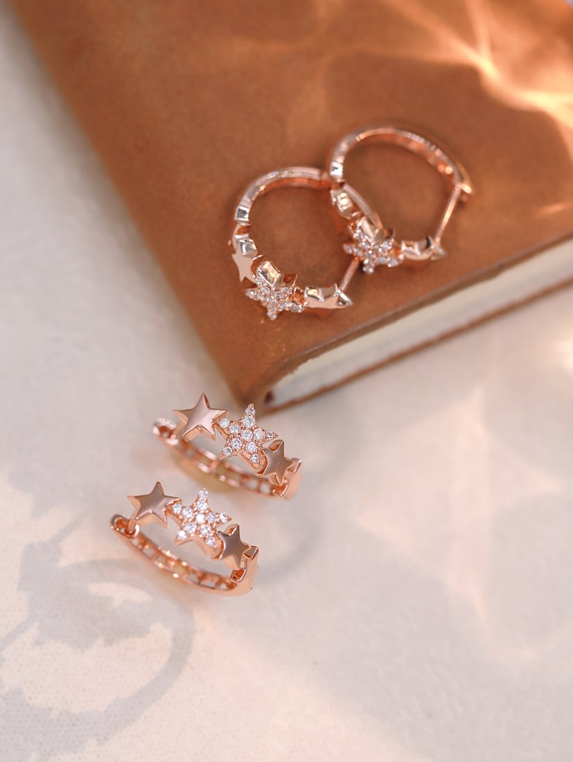 18K Gold Diamond Earrings: Title: 18K Gold Diamond Earrings Description: These earrings are crafted in 18K gold, set with brilliant diamonds, exuding an elegant aura. The sparkle of the diamonds perfectly complements the