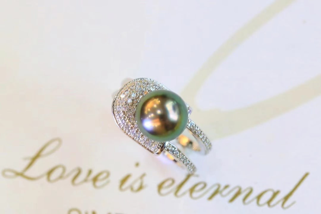 S925 Silver Peacock Green Pearl Ring: Title: S925 Silver Peacock Green Pearl Ring Description: This ring is crafted from S925 silver, showcasing the unique charm of the pearl. The pearl diameter is 9-10MM, with peacock green hue that is