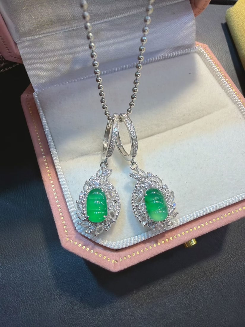 18K Gold Jade Earrings: Title: 18K Gold Jade Earrings Description: These 18K gold jade earrings showcase the natural luster and elegant quality of jade. The simple design exudes a noble aura, suitable for various occasions.