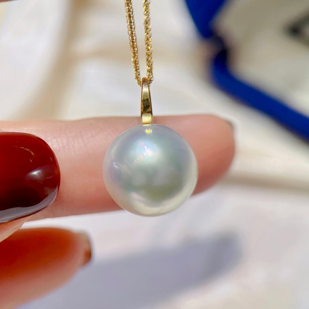 18K Gold Pearl Pendant: Title: 18K Gold Pearl Pendant Description: This 18K gold pendant features a simple circle design, paired with a 14mm pearl, exuding an elegant aura. Suitable for everyday wear, versatile and