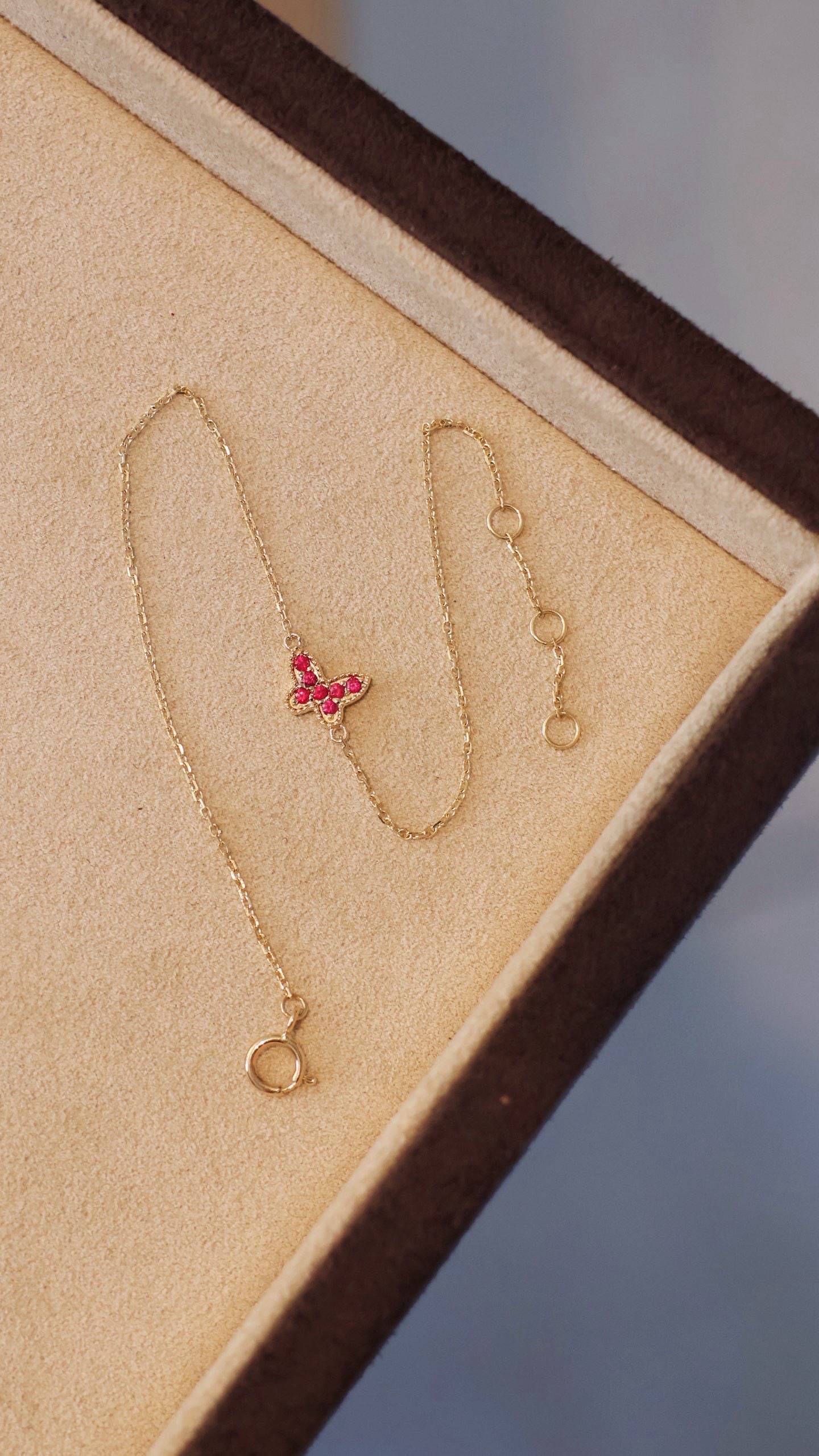 18K Gold Ruby Bracelet: Title: 18K Gold Ruby Bracelet Description: This bracelet is crafted with exquisite workmanship, featuring a lifelike butterfly design. It exudes a luxurious texture with elegance and grace, embodying