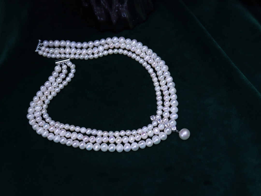 Natural White Pearl Multi-layer Necklace: Title: Natural White Pearl Multi-layer Necklace Description: This natural white pearl multi-layer necklace showcases an elegant sense of layering, with pearls of gradually changing sizes, handcrafted
