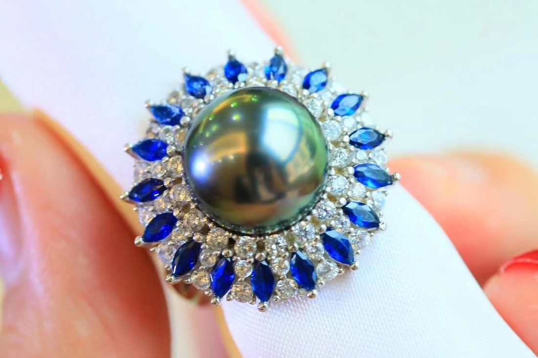 S925 Silver Pearl Ring: Title: S925 Silver Pearl Ring Description: This ring is crafted from S925 silver, showcasing the unique charm of the pearl. The pearl diameter is 12?11MM, exhibiting a rare peacock green luster. The