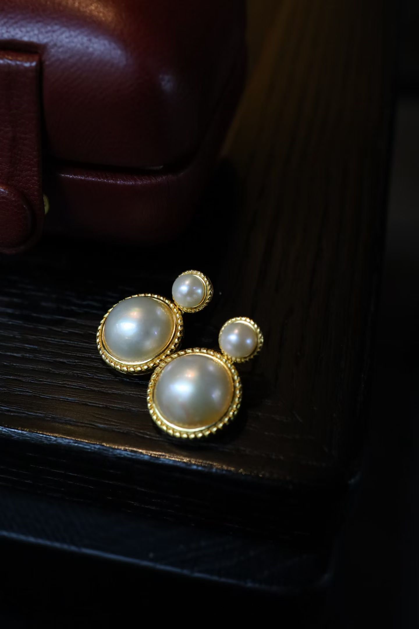 Natural Seawater Mabe Pearl Earrings: Title: Natural Seawater Mabe Pearl Earrings Description: These earrings feature natural seawater Mabe pearls, showcasing a classic and elegant style. The sterling silver material is finely crafted to 