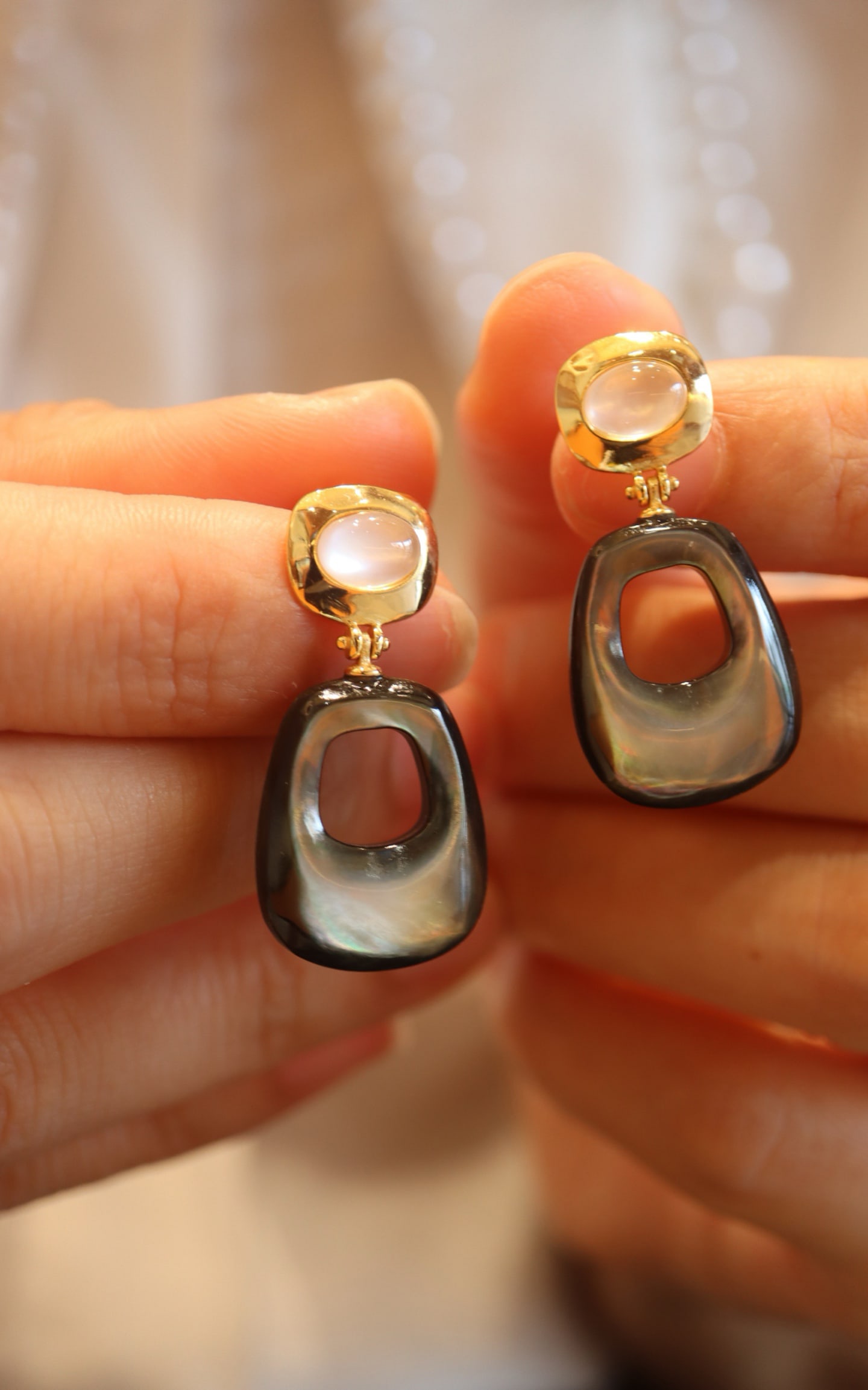 Natural White Crystal and Black Mother-of-Pearl Earrings: Title: Natural White Crystal and Black Mother-of-Pearl Earrings Description: The combination of natural white crystal and black mother-of-pearl exudes a subtle yet unique beauty. Exquisite