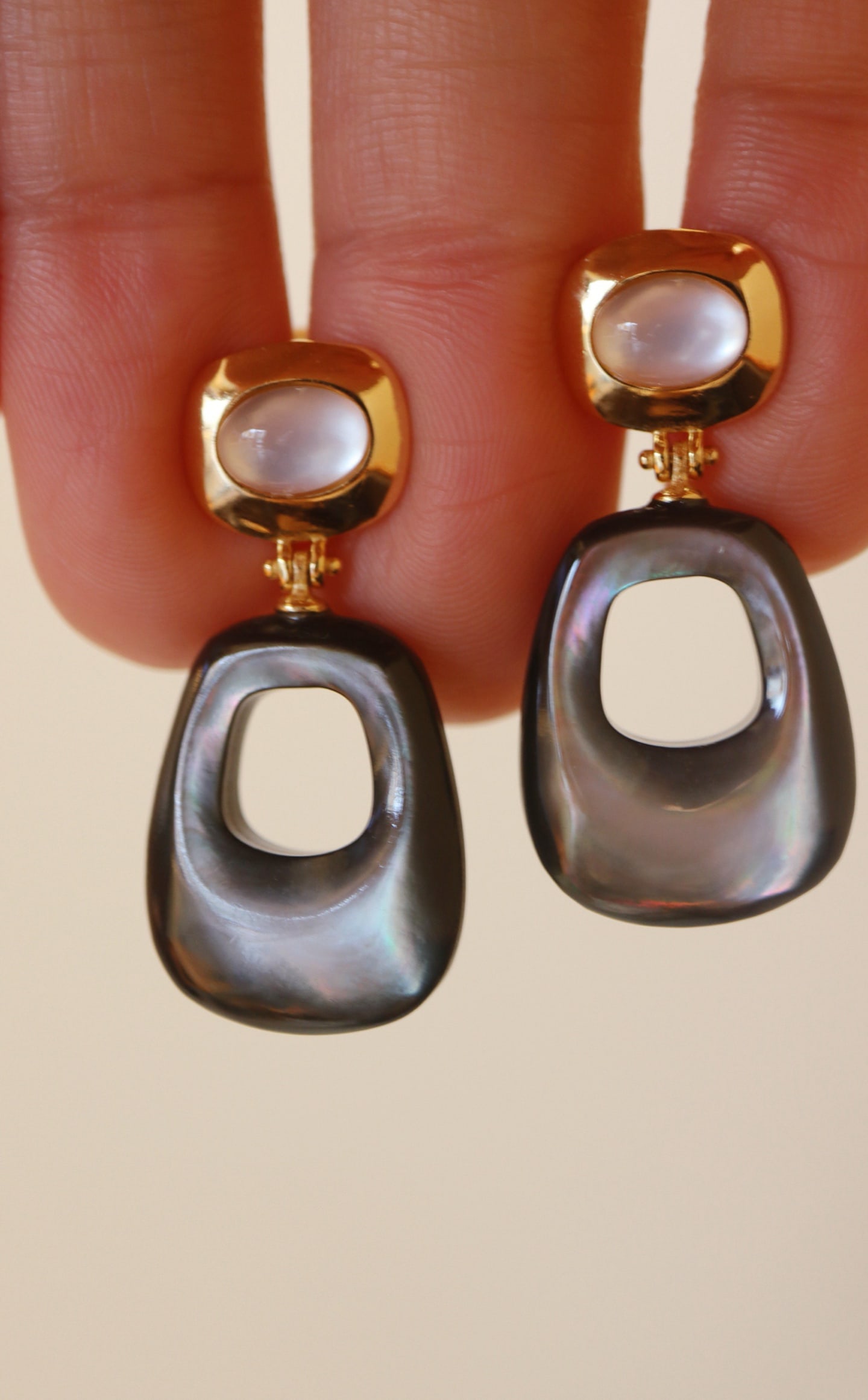 Natural White Crystal and Black Mother-of-Pearl Earrings - 3