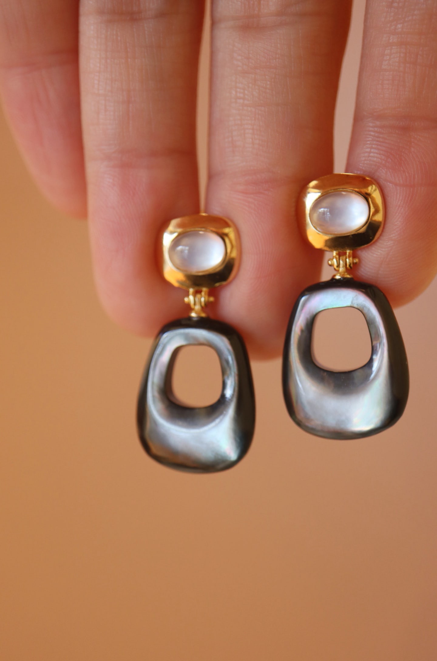 Natural White Crystal and Black Mother-of-Pearl Earrings - 4