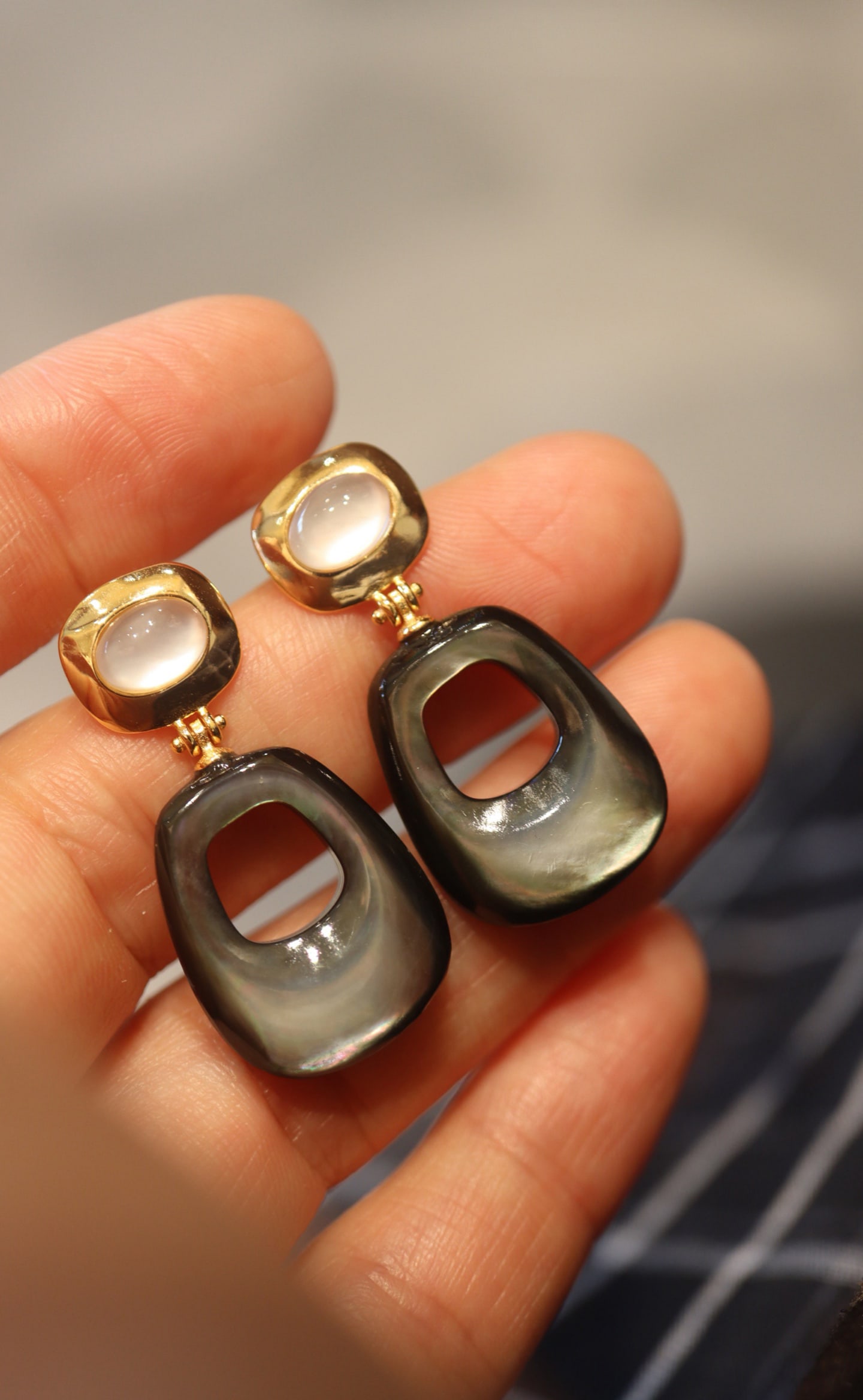 Natural White Crystal and Black Mother-of-Pearl Earrings - 5