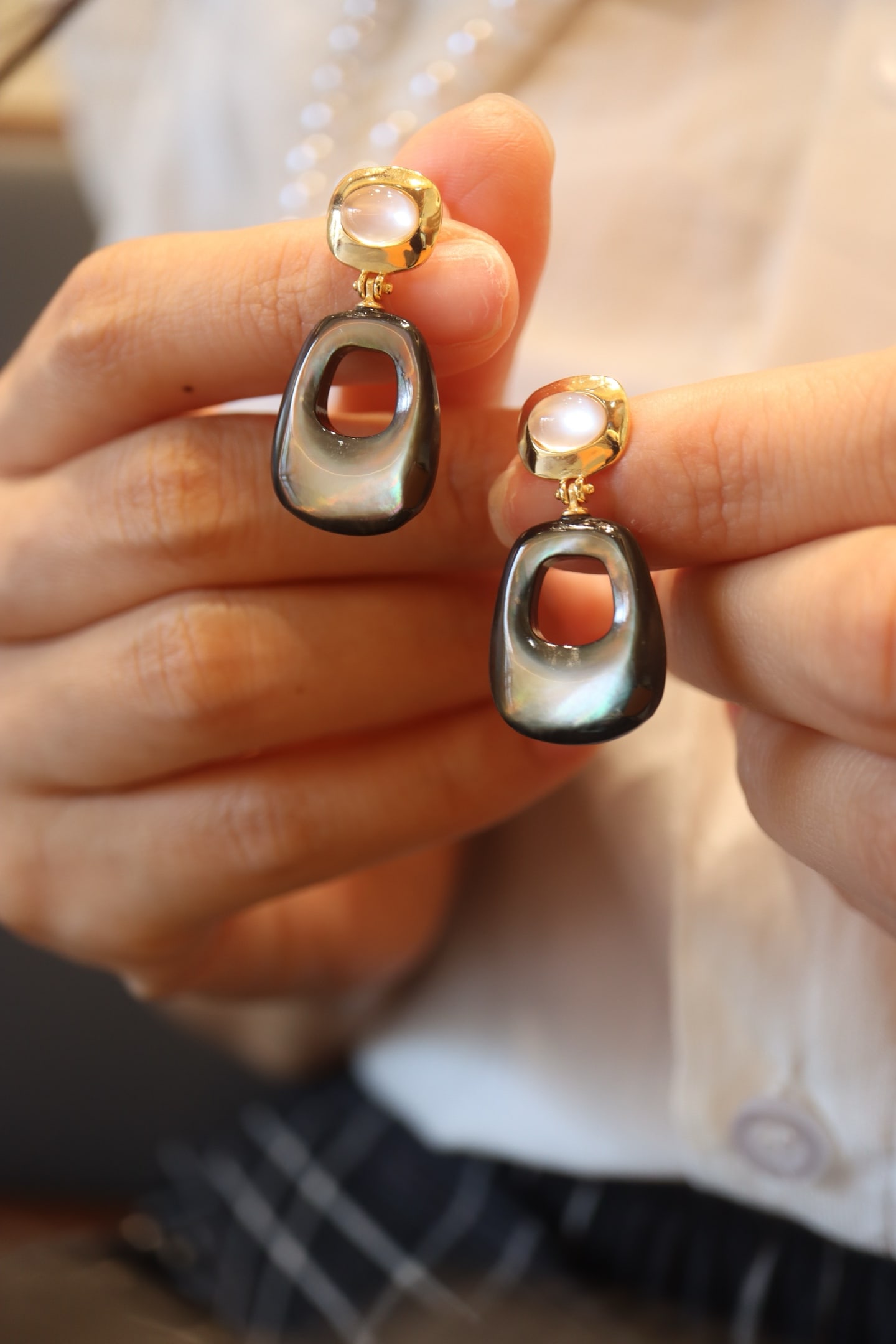 Natural White Crystal and Black Mother-of-Pearl Earrings - 7