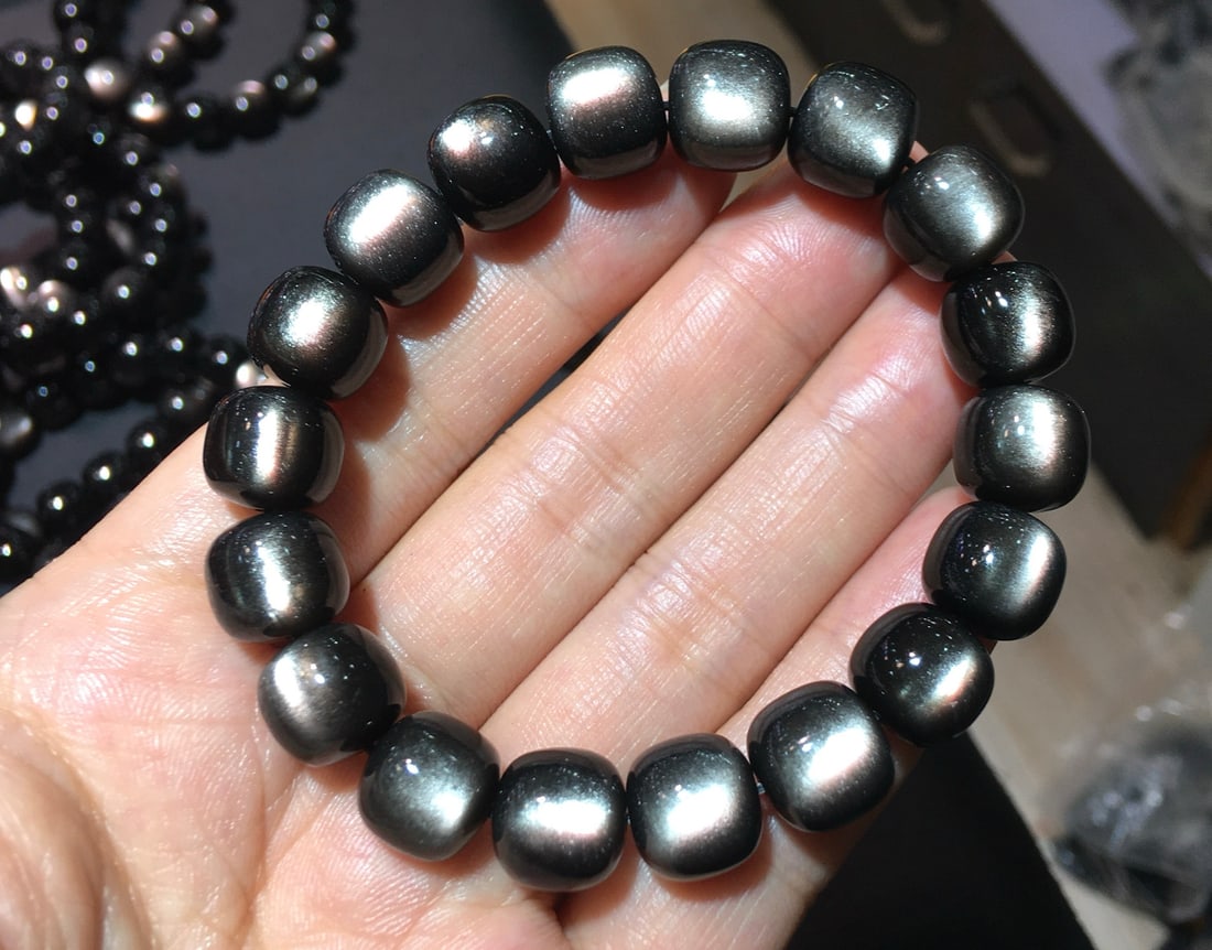 Obsidian Bracelet: Title: Obsidian Bracelet Description: This obsidian bracelet is striking with its unique double-sided eye design. The beads' smooth texture and comfortable wearing experience make it a collectible pie