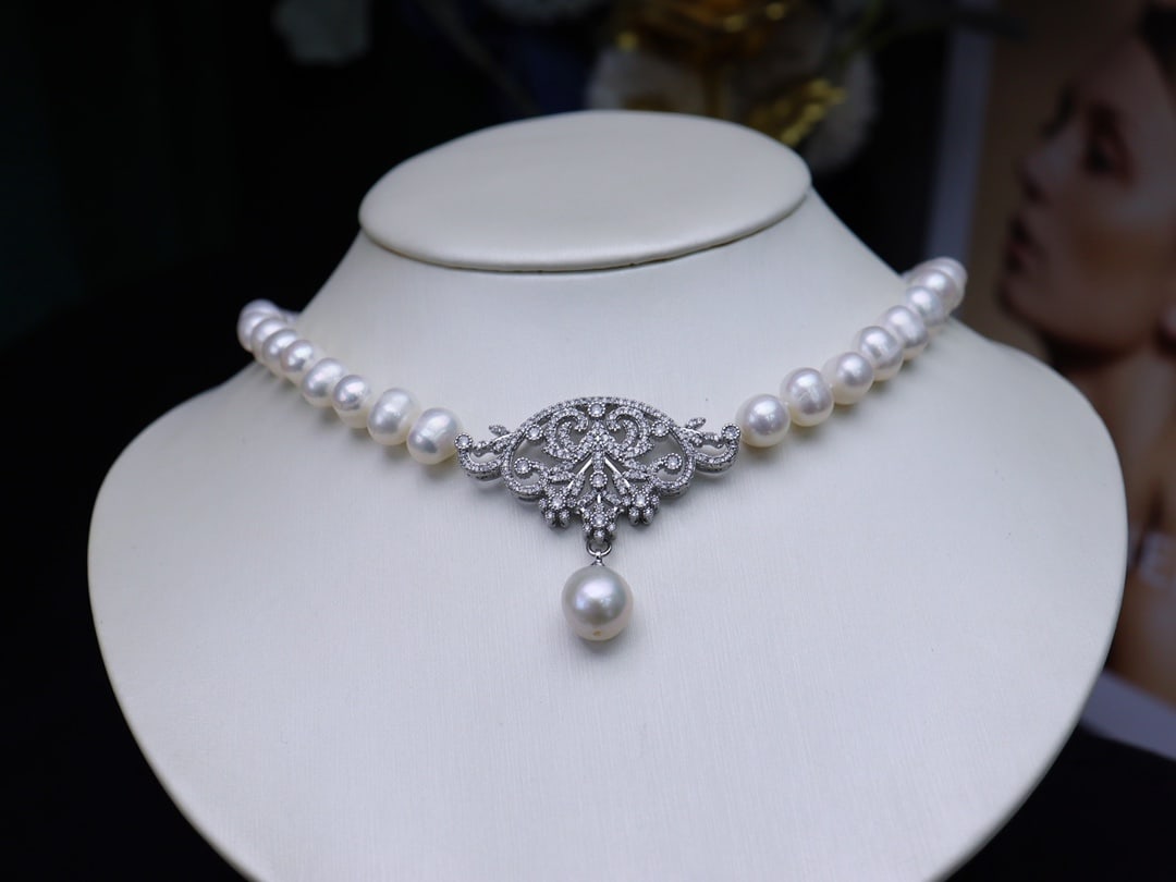 Natural Pearl Necklace: Title: Natural Pearl Necklace Description: This natural pearl necklace, with its elegant design and noble temperament, is the perfect choice for your daily ensemble. The pearls measure approximately