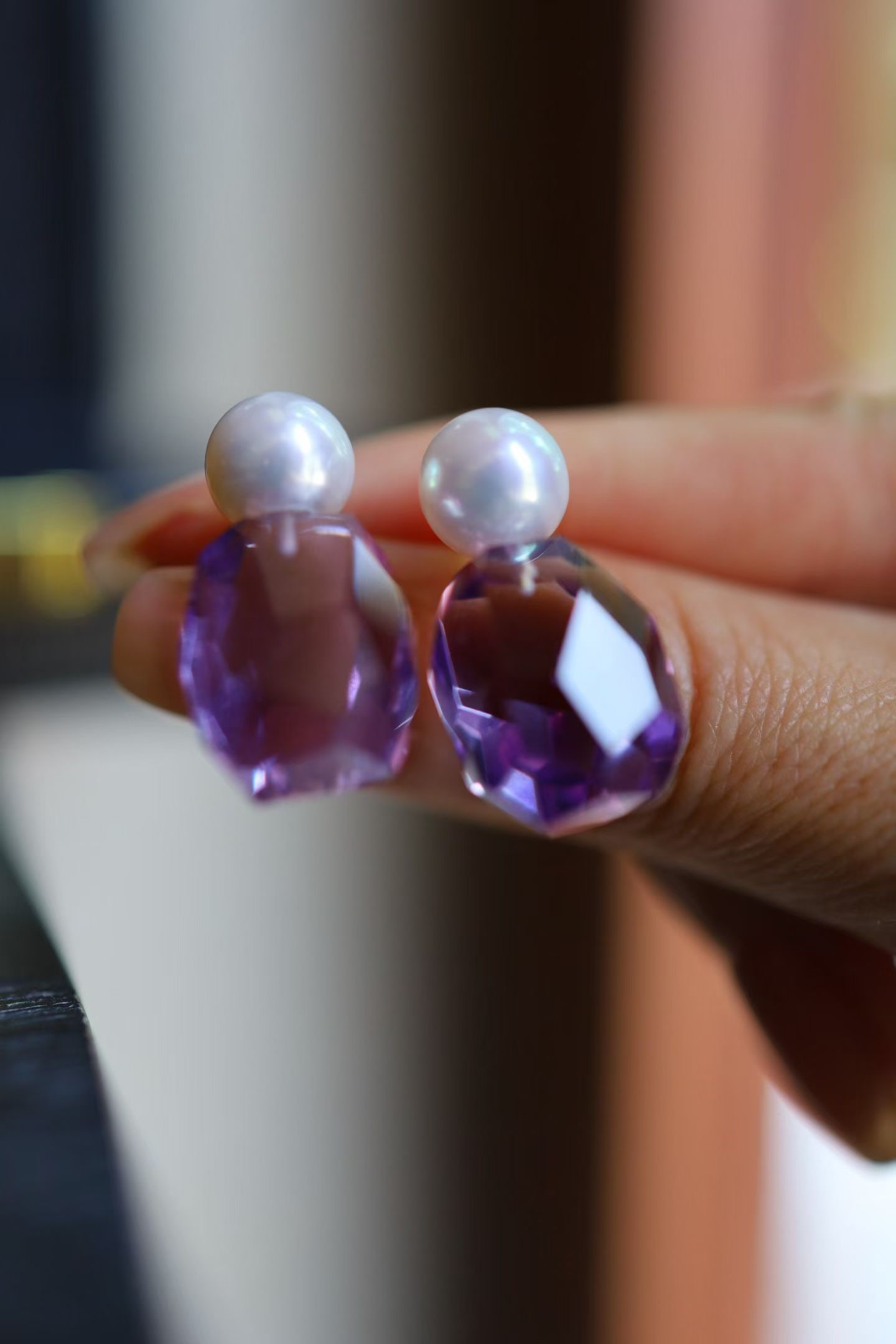 Natural Amethyst Pearl Earrings: Title: Natural Amethyst Pearl Earrings Description: These earrings feature natural amethyst as the main stone, showcasing the beauty of its full crystal clarity and purity. Paired with pearls, one