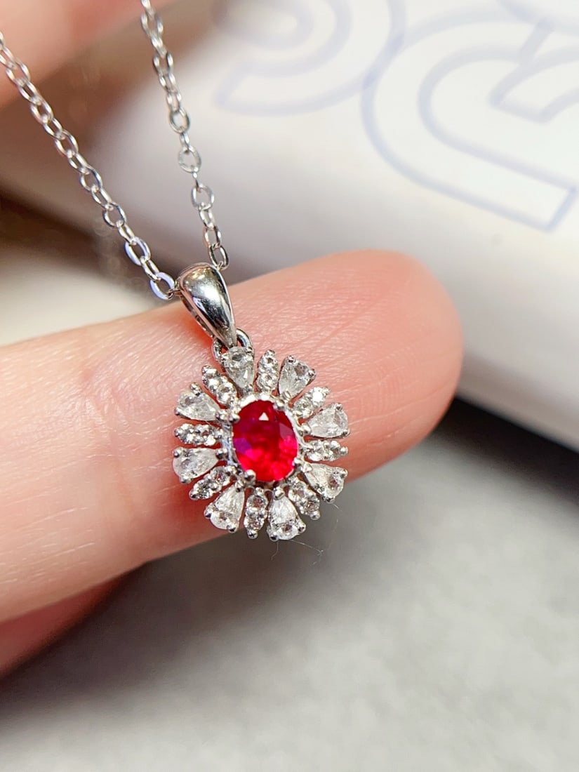 18K Gold Pigeon's Blood Red Ruby Pendant: Title: 18K Gold Pigeon's Blood Red Ruby Pendant Description: This pendant is meticulously crafted in 18K gold, featuring a richly colored pigeon's blood red ruby, exuding a noble and elegant aura.
