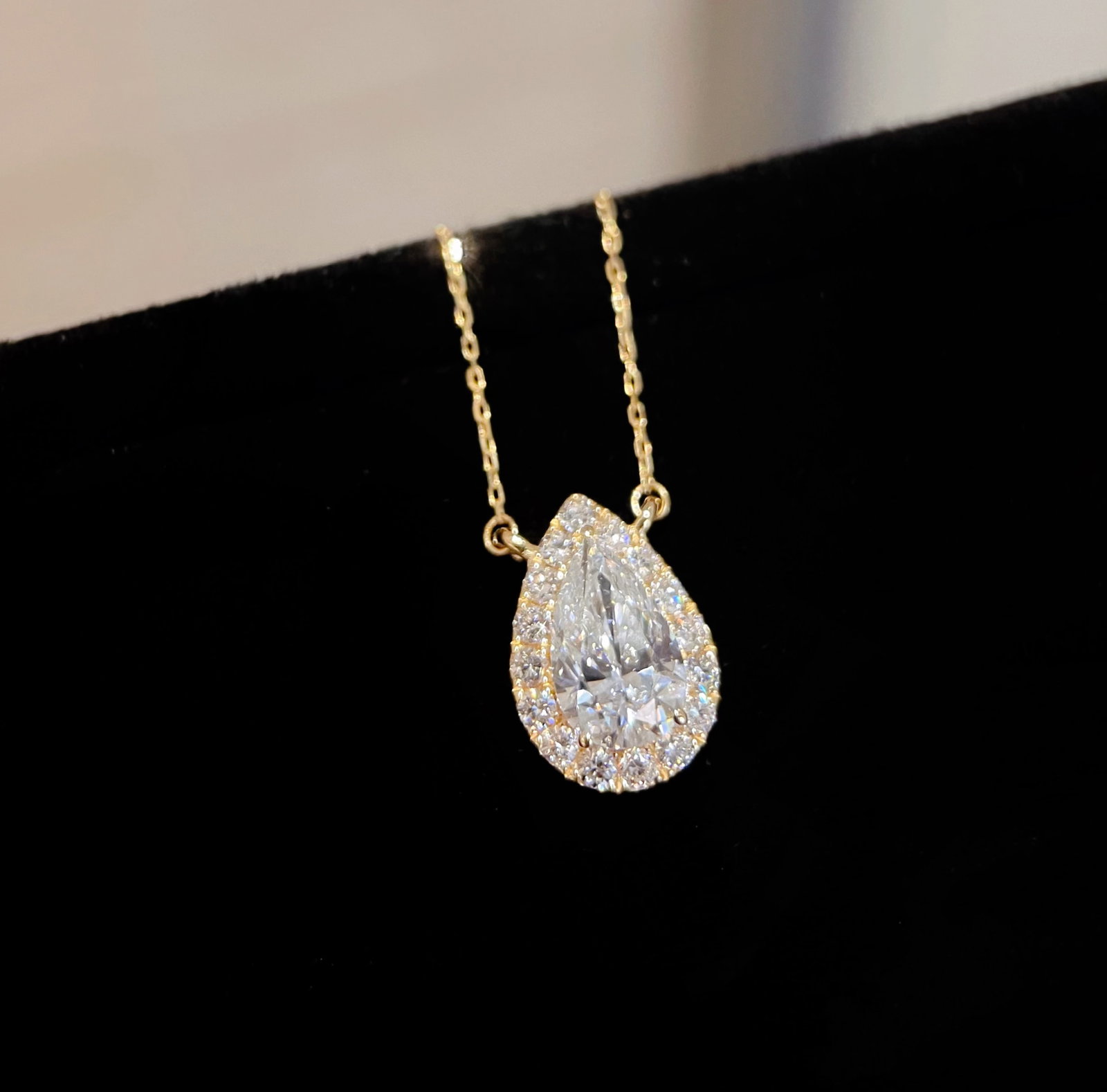 18K Gold Lab-Grown Diamond Necklace: Title: 18K Gold Lab-Grown Diamond Necklace Description: This necklace is meticulously set in 18K gold, showcasing an elegant teardrop design. The brilliance of the lab-grown diamond complements the