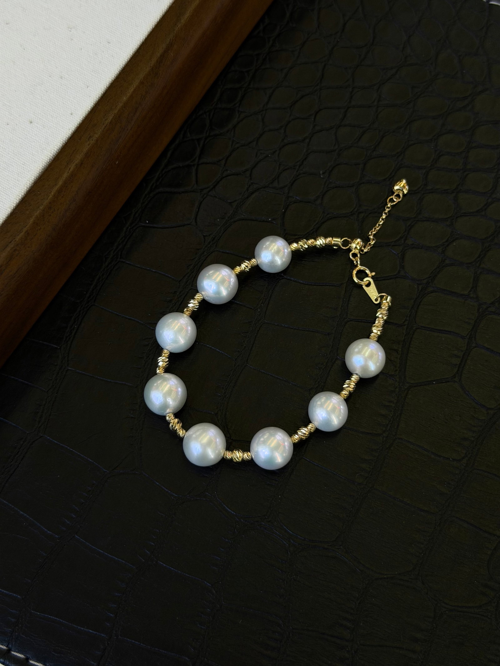 S925 Silver Pearl Bracelet: Title: S925 Silver Pearl Bracelet Description: This bracelet features S925 silver fittings, paired with the luster of pearls, exuding an elegant aura. The pearls are perfectly round with slight