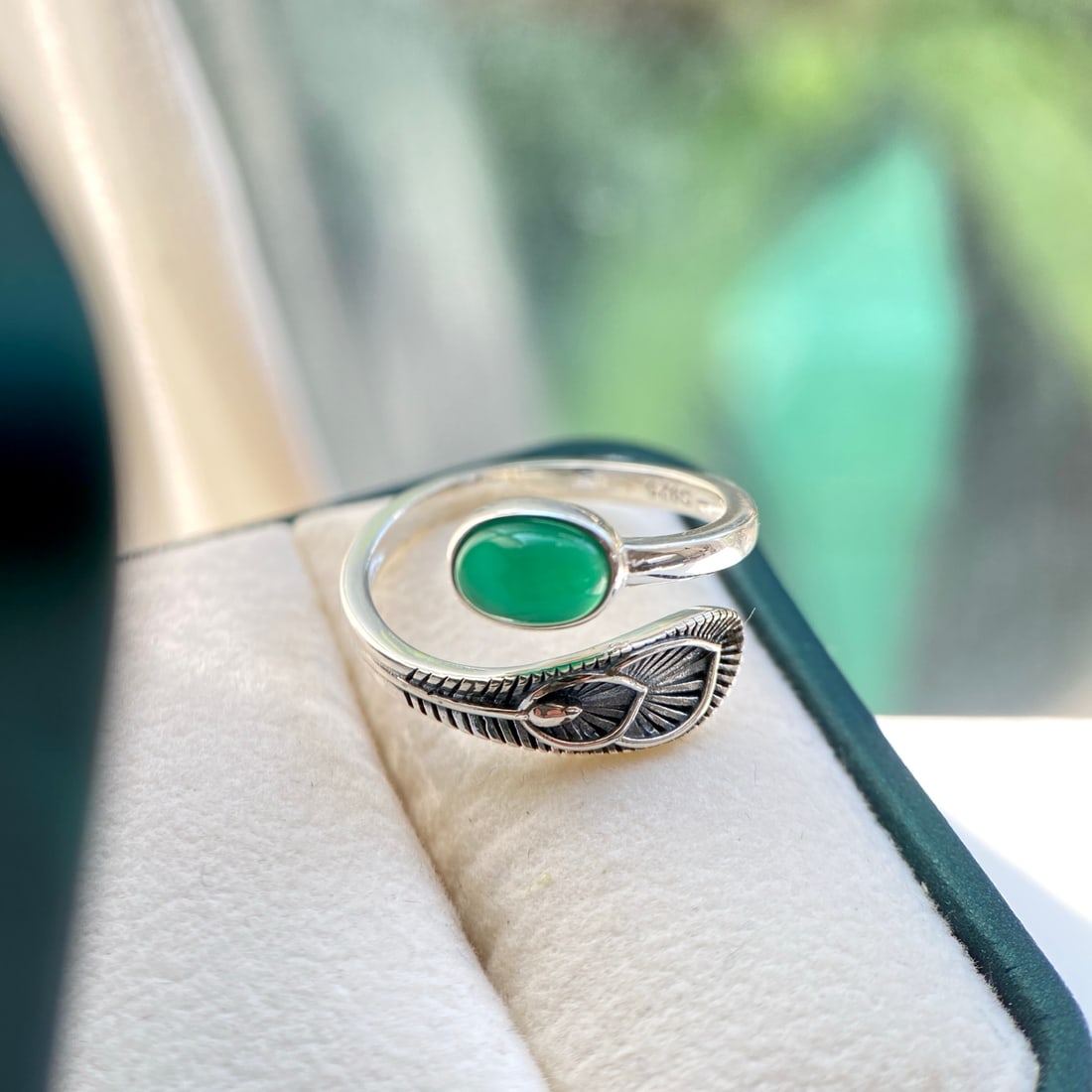 S925 Sterling Silver Natural Green Agate Chalcedony Ring: Title: S925 Sterling Silver Natural Green Agate Chalcedony Ring Description: This ring features a natural green agate as the main stone, complemented by a vintage finish, exuding an elegant style. Mad