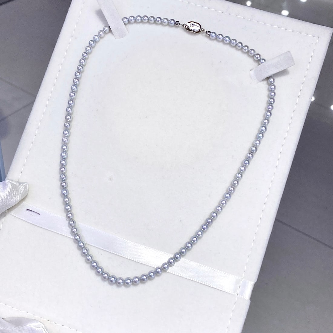 Aurora Madama Pearl Necklace: Title: Aurora Madama Pearl Necklace Description: This necklace is crafted from 4-4.5MM perfectly round Aurora Madama pearls, showcasing the natural luster and transparency of the pearls. Each pearl