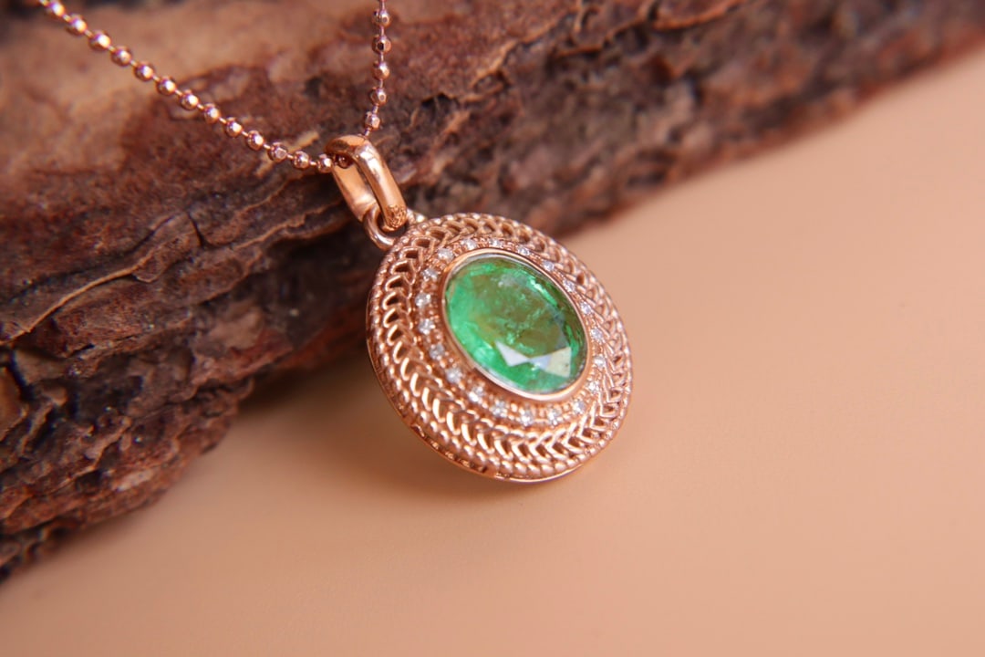 18K Gold Natural Emerald Pendant - 8