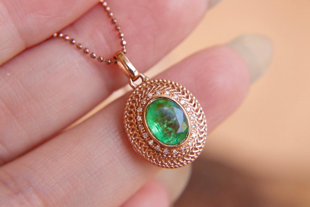 18K Gold Natural Emerald Pendant - 9
