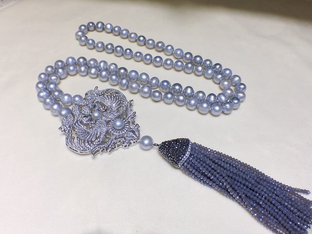 18K Gold Freshwater Pearl Sweater Necklace: Title: 18K Gold Freshwater Pearl Sweater Necklace Description: This sweater necklace features an 18K gold base, adorned with near-round freshwater pearls, exuding an elegant aura. The pearls' slight