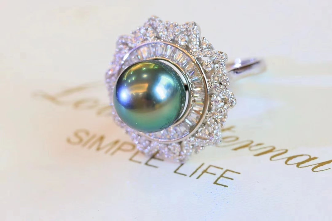 S925 Silver Peacock Green Pearl Ring: Title: S925 Silver Peacock Green Pearl Ring Description: This ring is crafted from S925 silver, showcasing the unique charm of the pearl. The pearl diameter is 10-11MM, exhibiting peacock green luster