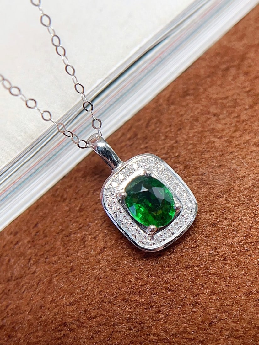 18k gold tsavorite clavicle necklace: Title: 18k gold tsavorite clavicle necklace Description: This 18K gold choker is renowned for its classic design. The center stone is approximately 0.65 carats, set with 26 diamonds, showcasing