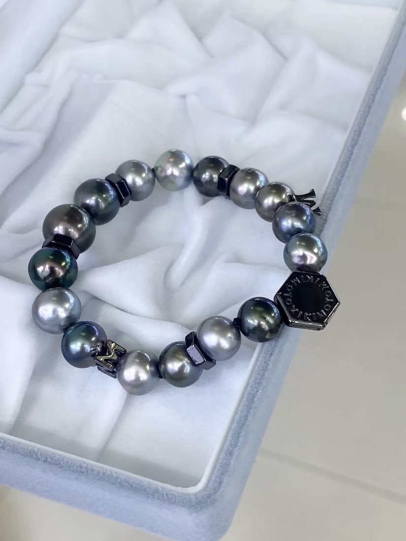 Natural Tahitian Pearl Bracelet: Title: Natural Tahitian Pearl Bracelet Description: This bracelet features natural Tahitian pearls, showcasing the natural luster and elegance of the pearls. The pearls range from 9-11MM in size, exhi