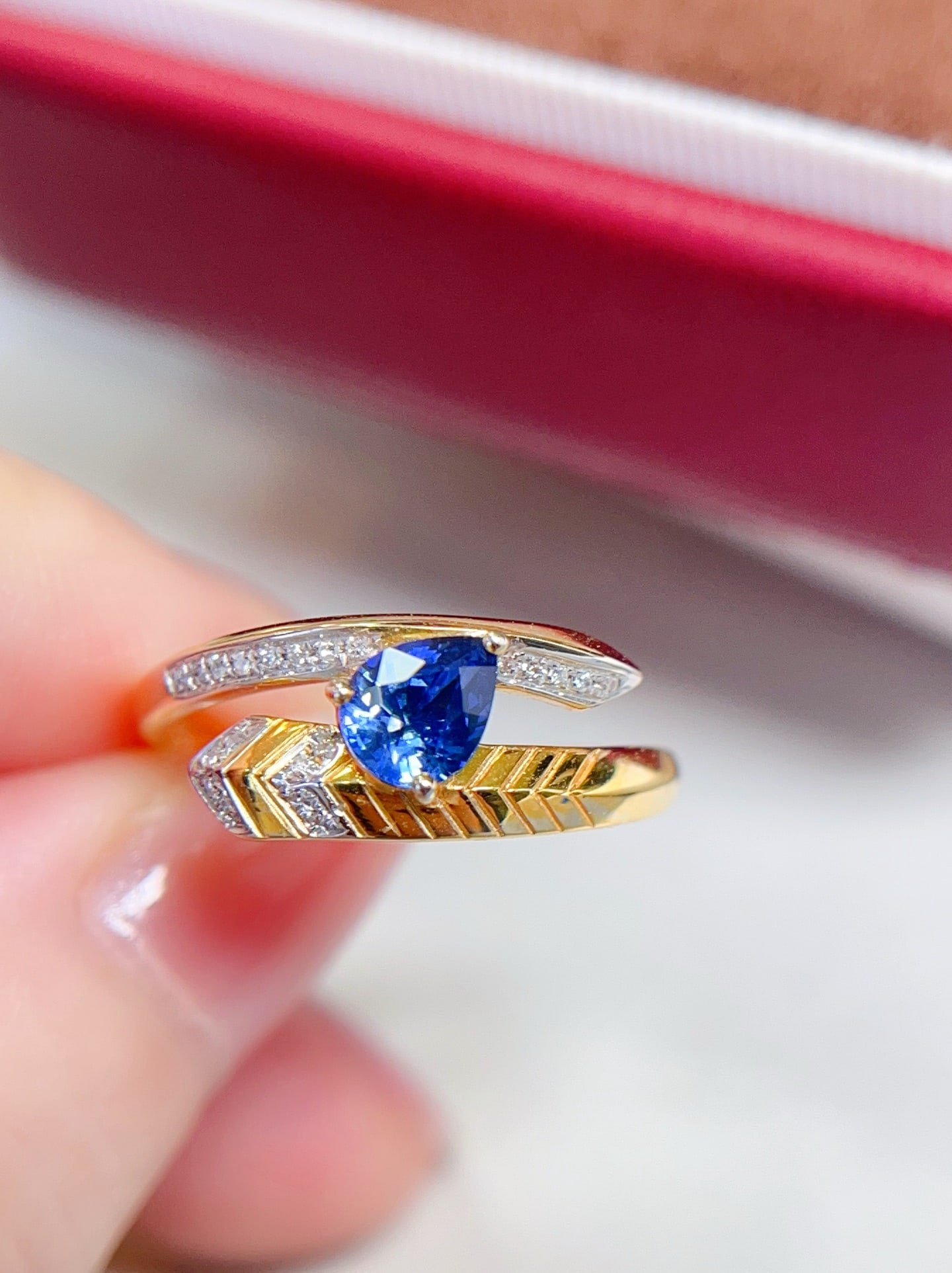18K Gold Sapphire Ring: Title: 18K Gold Sapphire Ring Description: This 18K gold sapphire ring showcases an elegant design, with a sapphire that captivates with its cornflower hue and glassy texture. Surrounded by 21 diamond