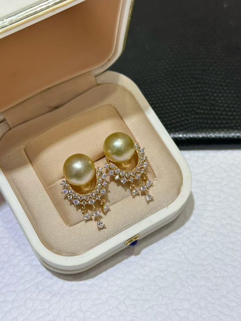 S925 Silver Natural South Sea Golden Pearl Pendant: Title: S925 Silver Natural South Sea Golden Pearl Pendant Description: The zircon pavé sparkles vividly, outlining an elegant crescent shape. The dangling tassel pendant sways gently with each step, 