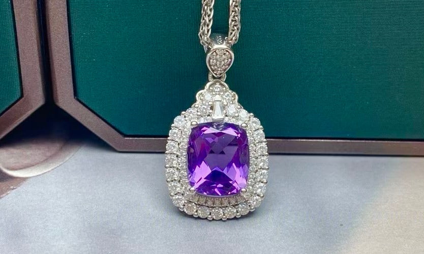S925 Silver Natural Amethyst Pendant: Title: S925 Silver Natural Amethyst Pendant Description: This pendant is meticulously set in S925 silver, showcasing the enchanting allure of natural amethyst. The amethyst's deep and elegant hue make