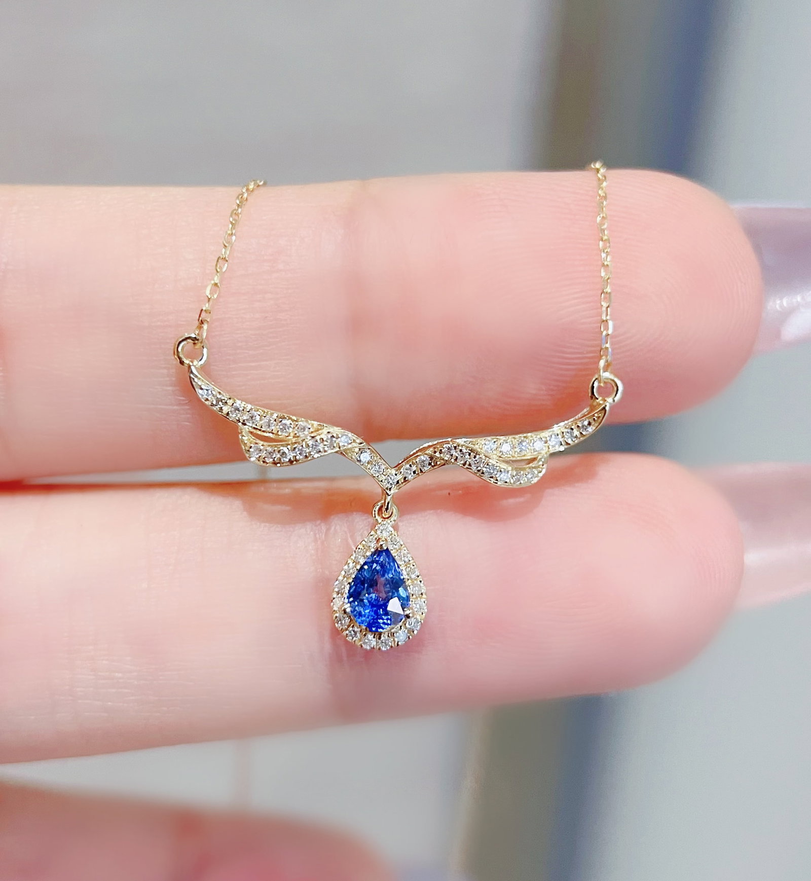 18K Gold Natural Sapphire Necklace: Title: 18K Gold Natural Sapphire Necklace Description: This necklace features an 18K gold base with a natural sapphire drop elegantly resting on the collarbone, reminiscent of a fluttering fairy. The