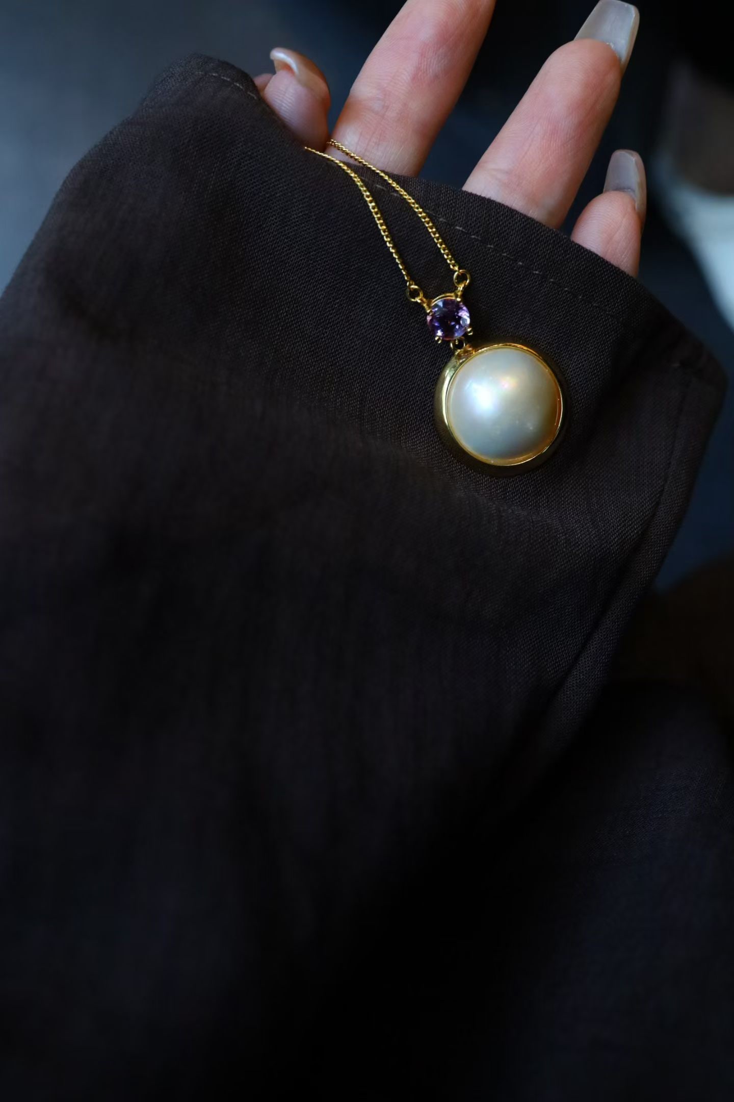 Seawater Mabe Amethyst Pendant: Title: Seawater Mabe Amethyst Pendant Description: This pendant combines seawater Mabe pearl and amethyst, showcasing elegance and nobility. The sterling silver chain is simple and atmospheric,
