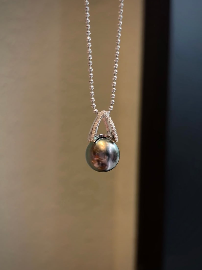 Tahitian Saltwater Pearl Pendant: Title: Tahitian Saltwater Pearl Pendant Description: This pendant features a Tahitian saltwater pearl, showcasing elegance and unique charm. The perfectly round shape and strong luster of the pearl