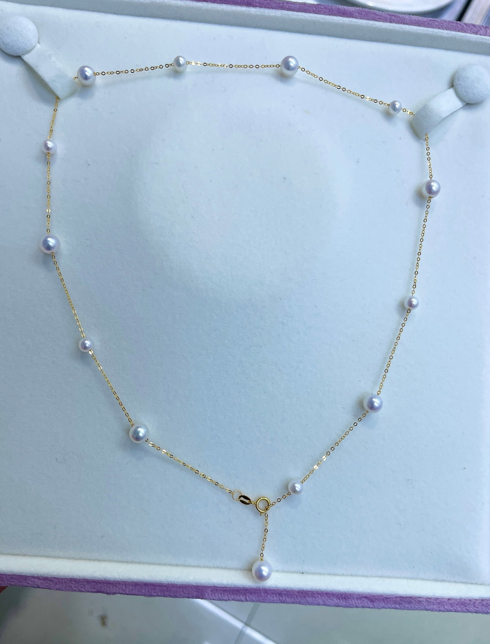 18K Gold Natural Freshwater Pearl Necklace: Title: 18K Gold Natural Freshwater Pearl Necklace Description: This necklace combines natural freshwater pearls with an 18K gold chain, exuding elegance and simplicity. The pearls have excellent