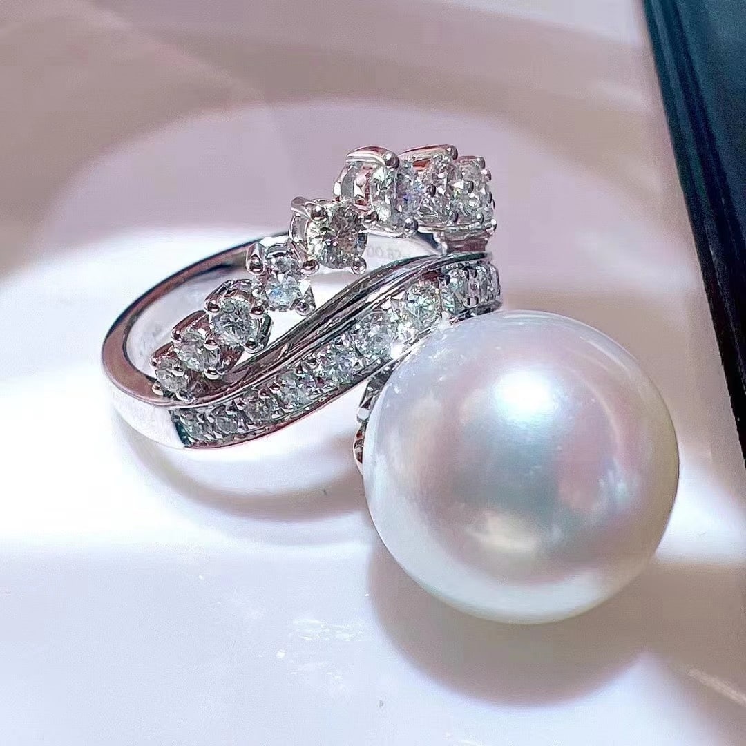 S925 Pearl Ring: Title: S925 Pearl Ring Description: This ring is crafted from S925 sterling silver, featuring a pearl with a diameter of approximately 10MM, exuding a rare cool luster. The adjustable design ensures