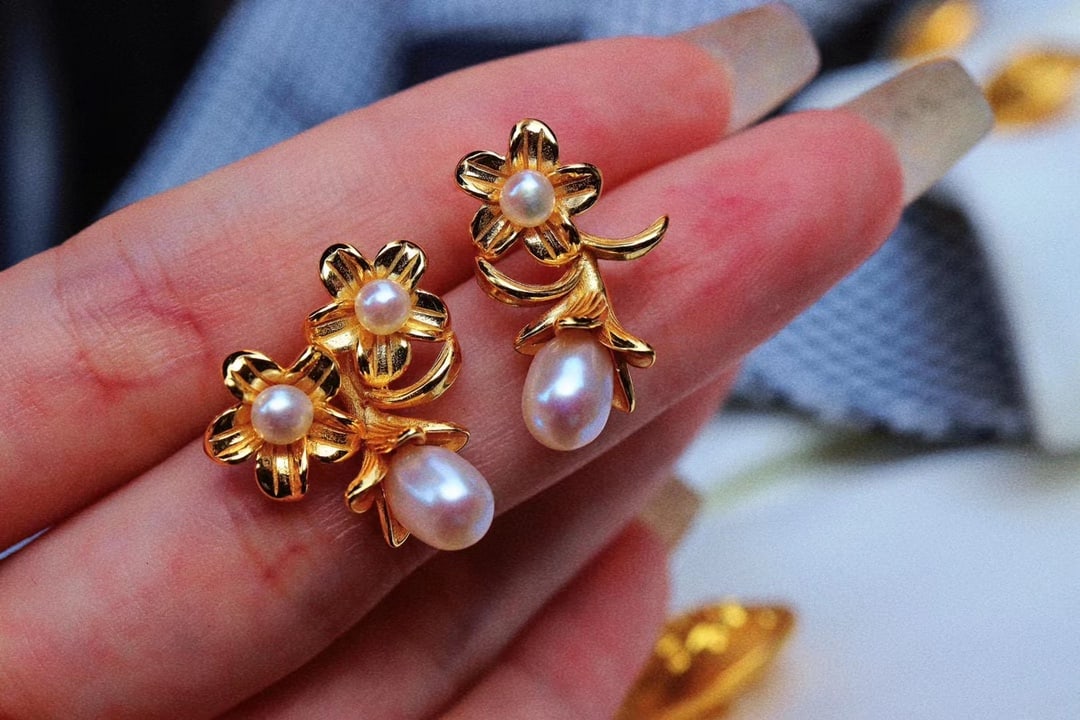 Sterling Silver Pearl Earrings: Title: Sterling Silver Pearl Earrings Description: These earrings are inspired by lily flowers, showcasing the elegant luster of pearls. Each side features a unique design, adding distinctive charm.