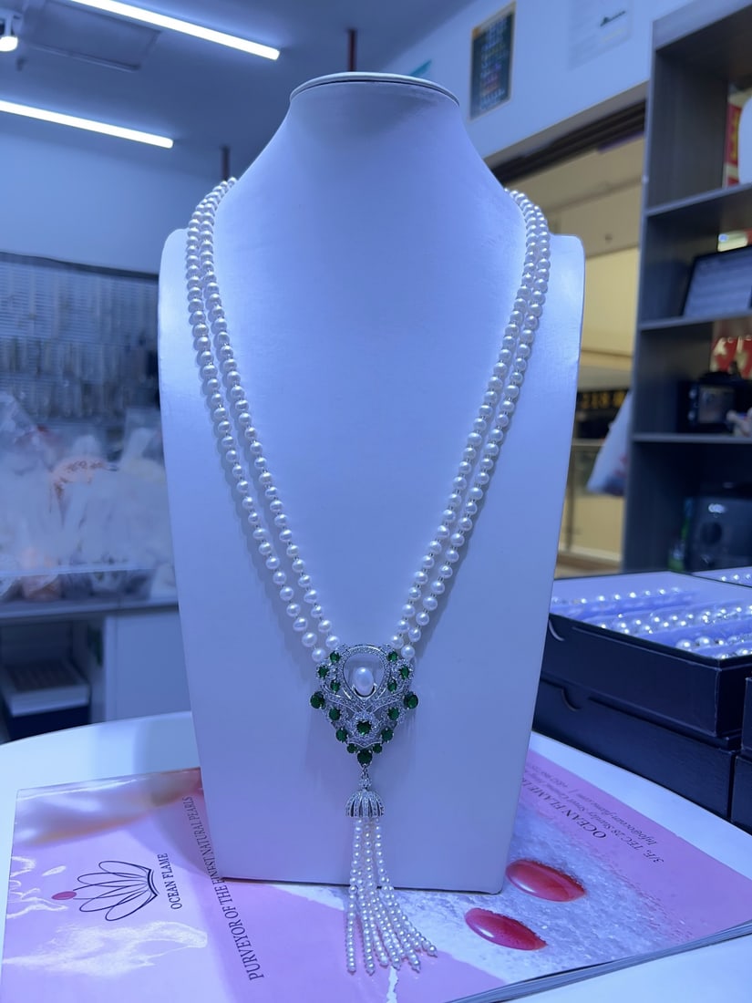Natural White Pearl Necklace: Title: Natural White Pearl Necklace Description: This natural white pearl necklace exudes an elegant and refined design, showcasing a vintage style of noble charm. The natural luster and soft tones