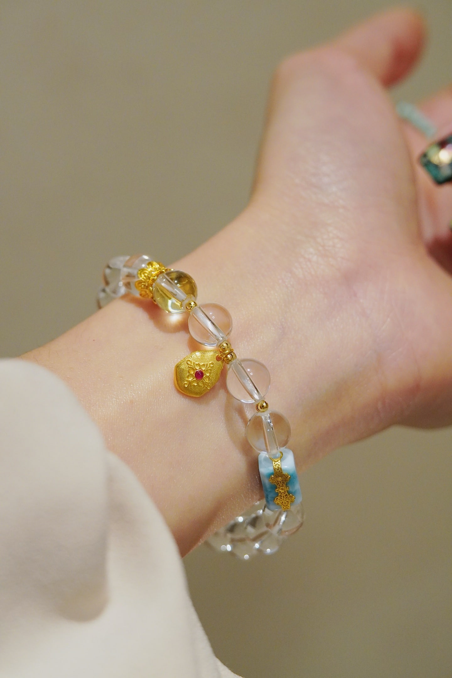 18K Gold White Crystal Bracelet: Title: 18K Gold White Crystal Bracelet Description: The pure white crystal, known as the king of crystals, is paired with 18K gold-set larimar, creating a perfect blend of blue and white hues. The dou