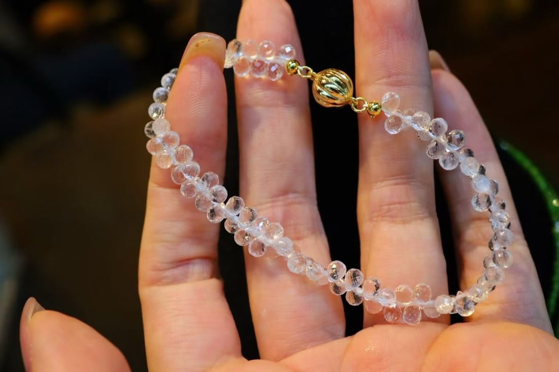 White Crystal Bracelet: Title: White Crystal Bracelet Description: This white crystal bracelet is renowned for its exceptional clarity, with each crystal resembling a delicate droplet. When worn, it exudes a cool elegance. R